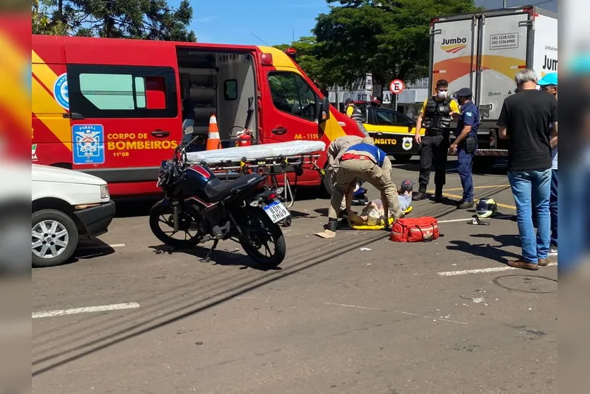 Acidente no centro de Apucarana deixa casal ferido