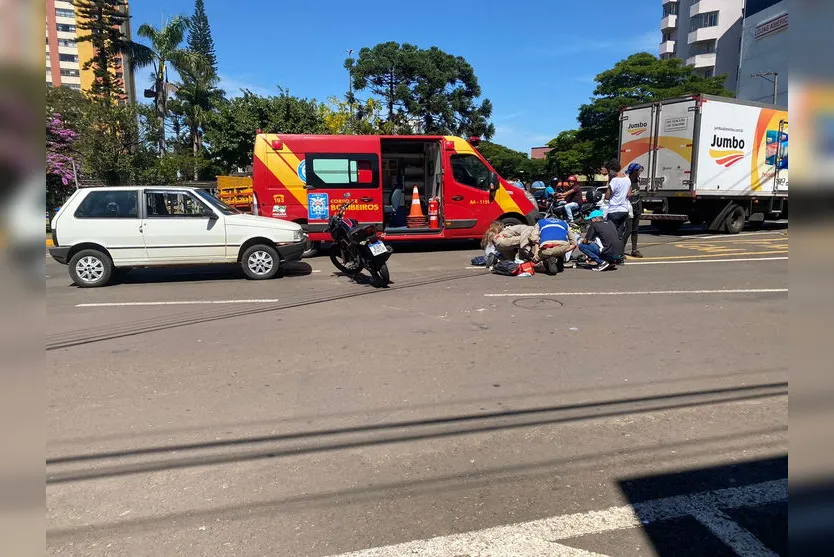 Acidente no centro de Apucarana deixa casal ferido