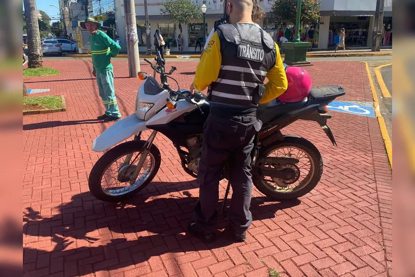 Acidente no centro de Apucarana deixa jovem ferida