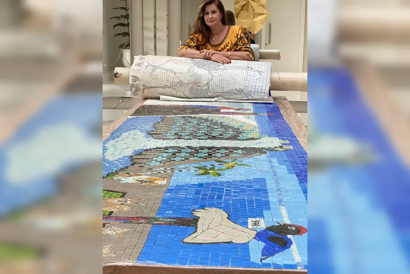 Advogada de Apucarana cria mosaico gigante de pássaros