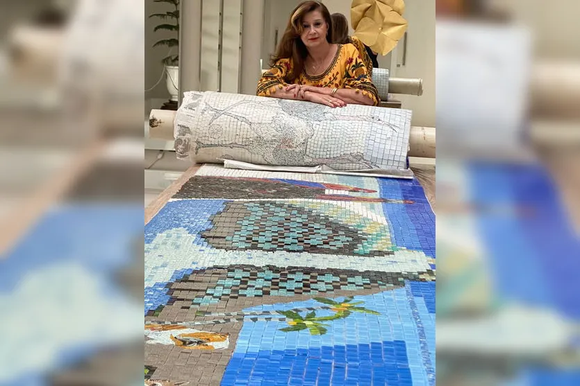 Advogada de Apucarana cria mosaico gigante de pássaros