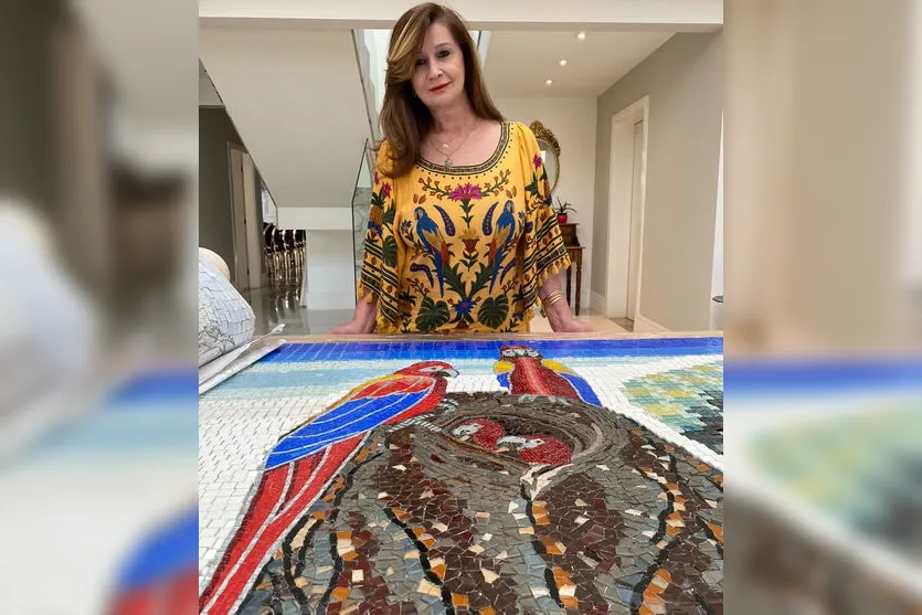 Advogada de Apucarana cria mosaico gigante de pássaros