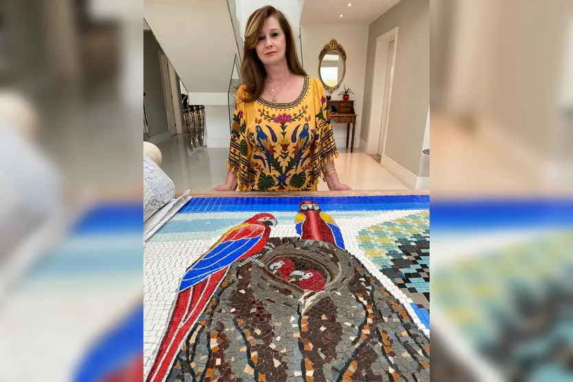 Advogada de Apucarana cria mosaico gigante de pássaros