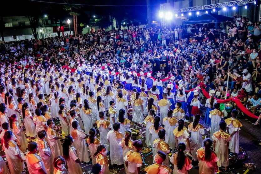 Alunos apresentam cantata natalina na Praça Rui Barbosa