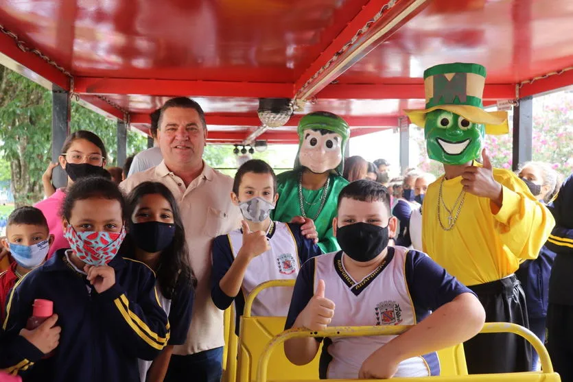 Alunos fazem passeio na carreta da “Liga da Justiça"