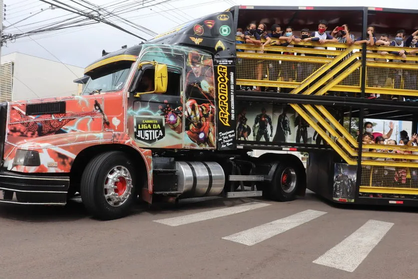 Alunos fazem passeio na carreta da “Liga da Justiça"