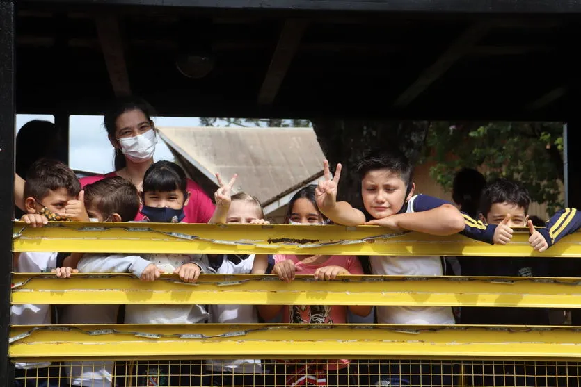 Alunos fazem passeio na carreta da “Liga da Justiça"