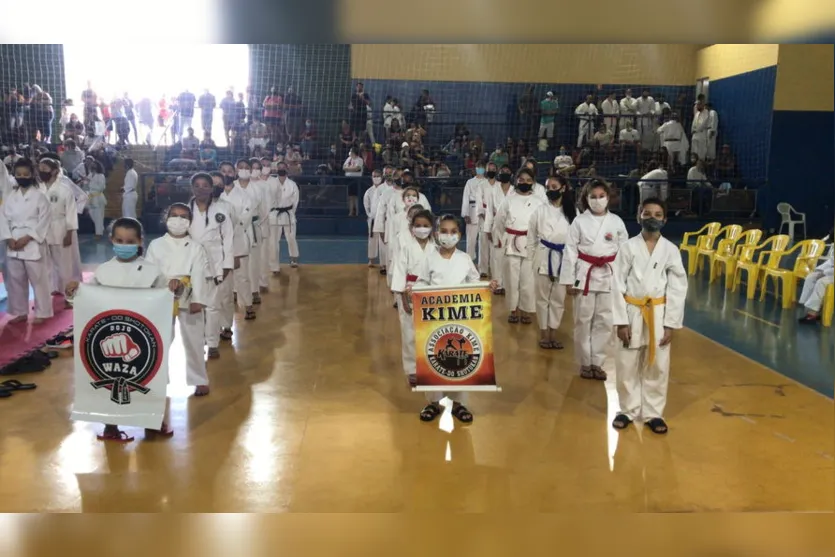 Apucaranenses se destacam no Campeonato Regional de Karatê