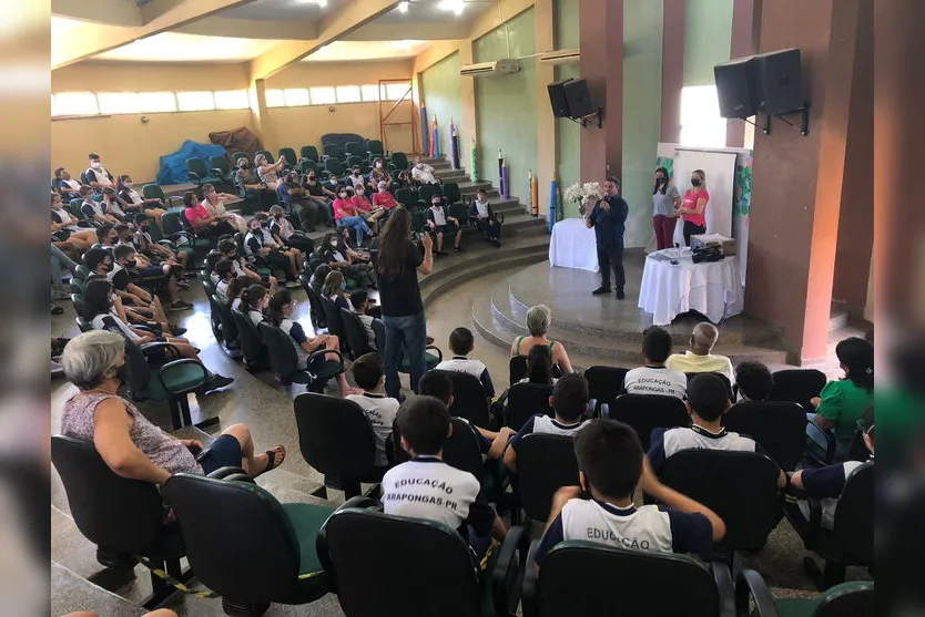 Arapongas premia alunos que participaram da OBA
