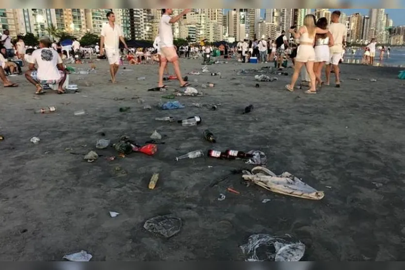 Balneário Camboriú tem rastro de lixo na praia após festa