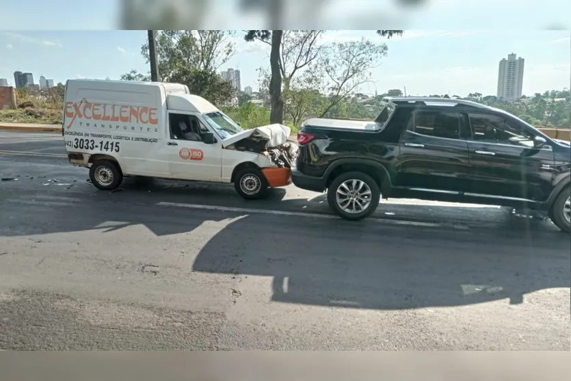 Caminhão derrapa e provoca engavetamento em Apucarana