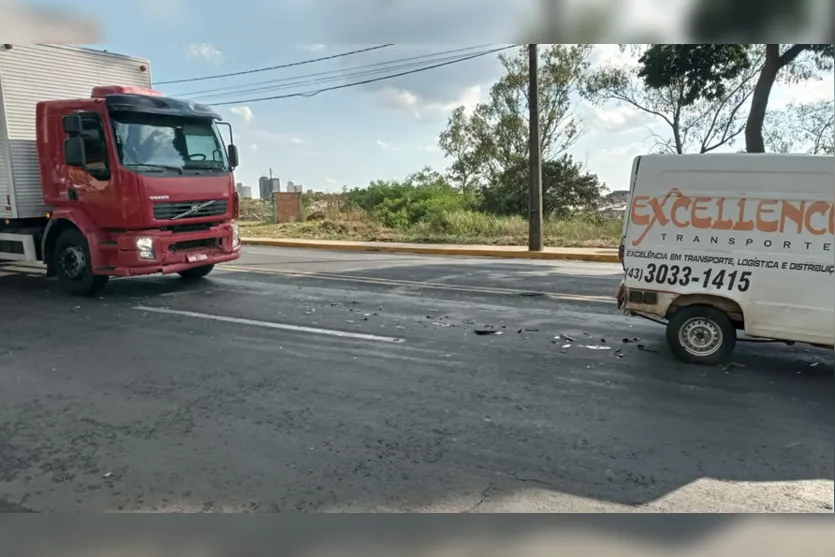 Caminhão derrapa e provoca engavetamento em Apucarana