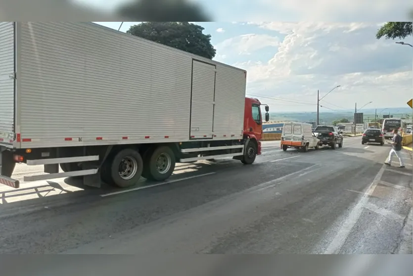 Caminhão derrapa e provoca engavetamento em Apucarana