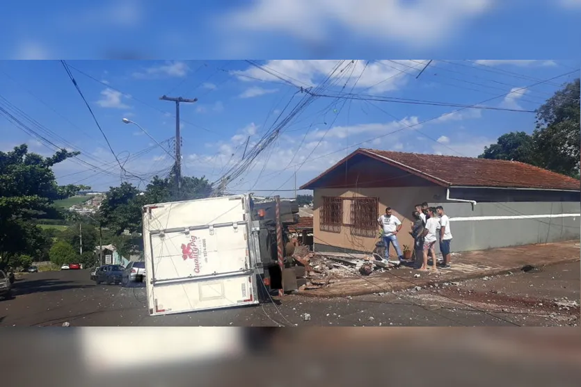 Caminhão sem freios atinge casa e postes em Apucarana; veja