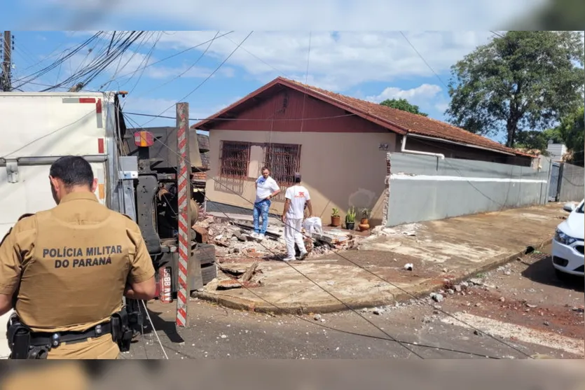 Caminhão sem freios atinge casa e postes em Apucarana; veja