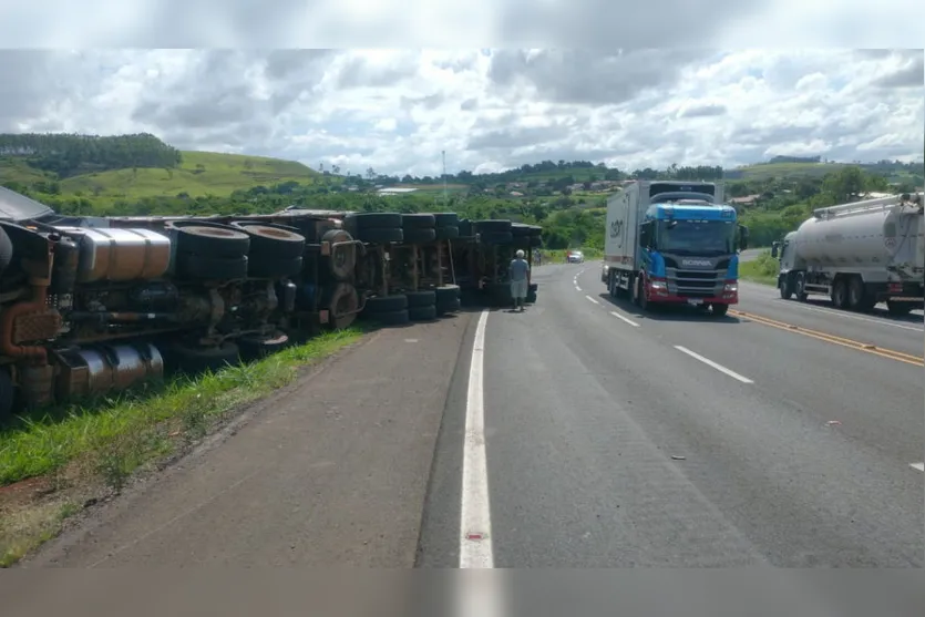 Caminhão tomba na PR-444 na tarde desta sexta-feira