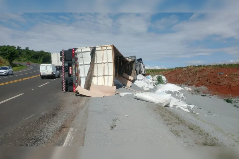 Caminhão tomba na PR-444 na tarde desta sexta-feira
