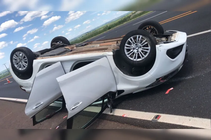 Capotamento na PR-444 em Arapongas deixa dois feridos