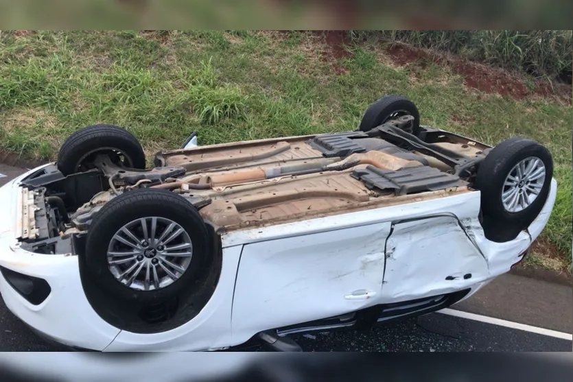 Capotamento na PR-444 em Arapongas deixa dois feridos