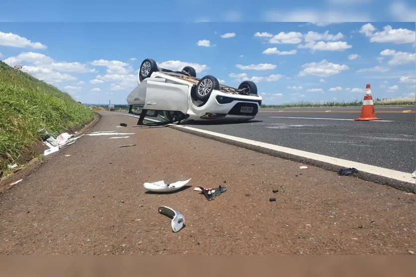 Capotamento na PR-444 em Arapongas deixa dois feridos