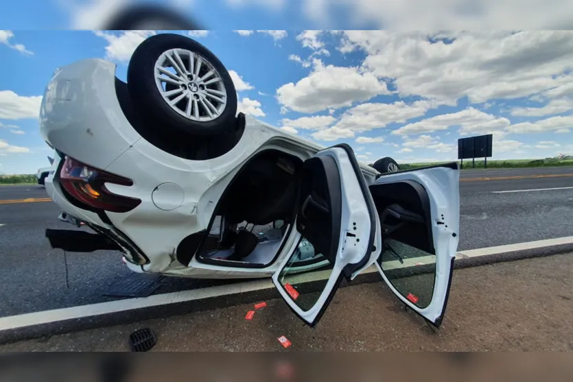 Capotamento na PR-444 em Arapongas deixa dois feridos