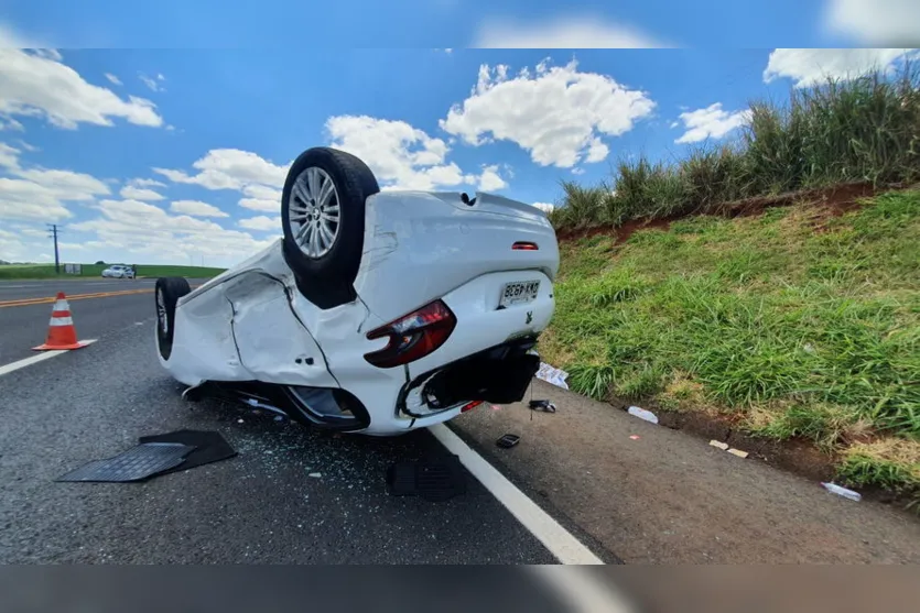Capotamento na PR-444 em Arapongas deixa dois feridos