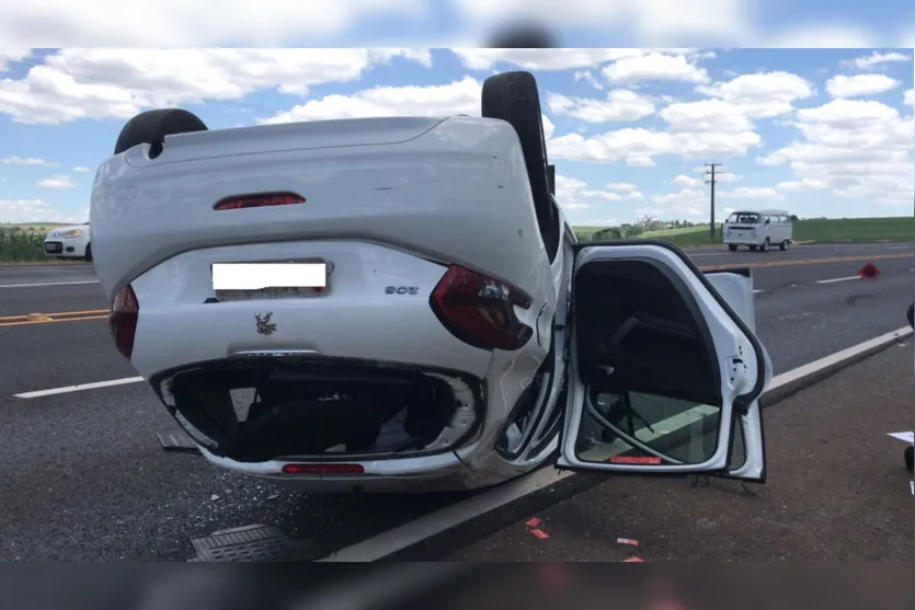 Capotamento na PR-444 em Arapongas deixa dois feridos