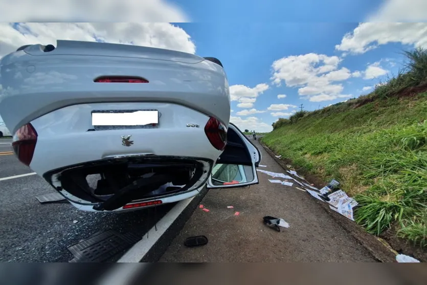 Capotamento na PR-444 em Arapongas deixa dois feridos