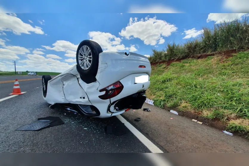 Capotamento na PR-444 em Arapongas deixa dois feridos