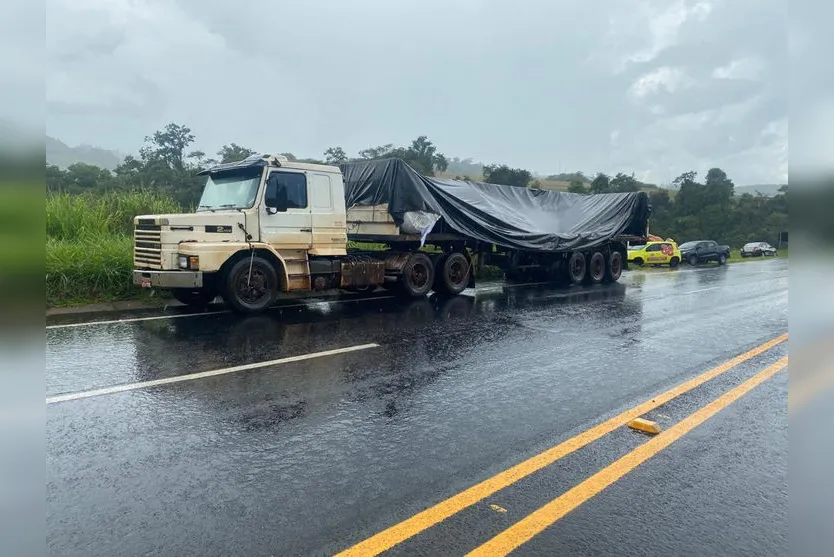 Carga cai de caminhão e complica trânsito na PR-444