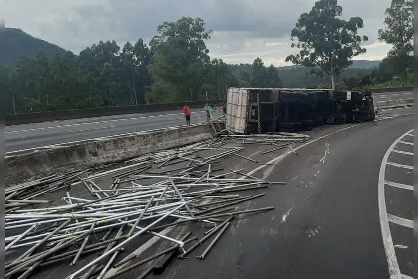 Carreta carregada com ferro tomba na BR-376