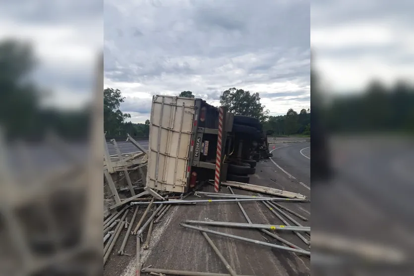 Carreta carregada com ferro tomba na BR-376