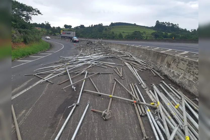 Carreta carregada com ferro tomba na BR-376