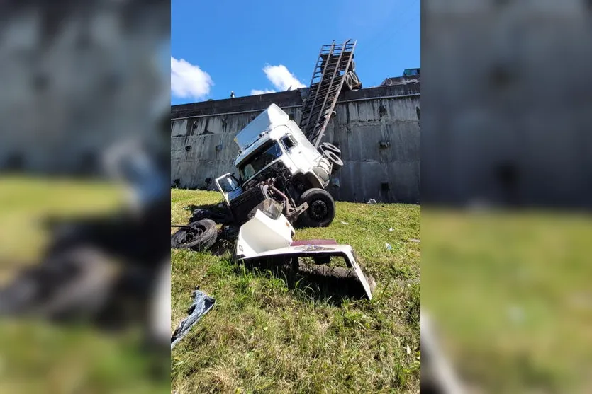 Carreta invade pista e despenca de 10 metros na BR-376