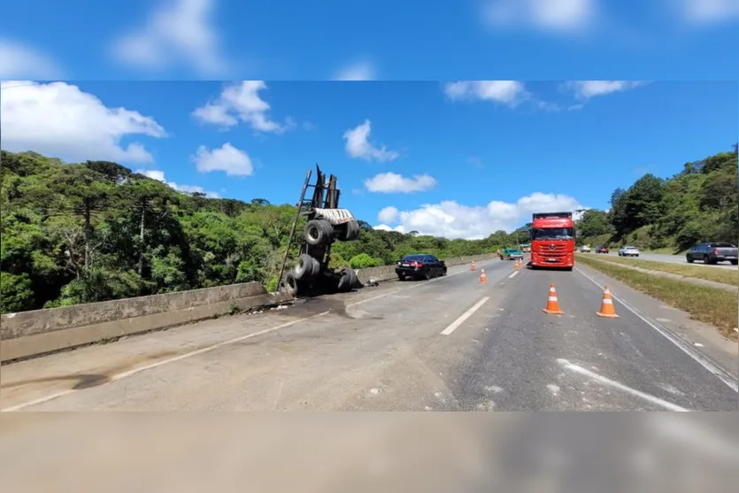 Carreta invade pista e despenca de 10 metros na BR-376