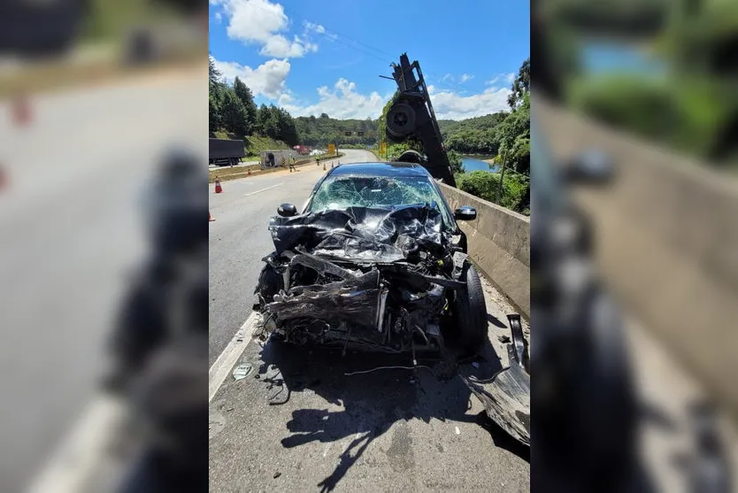 Carreta invade pista e despenca de 10 metros na BR-376