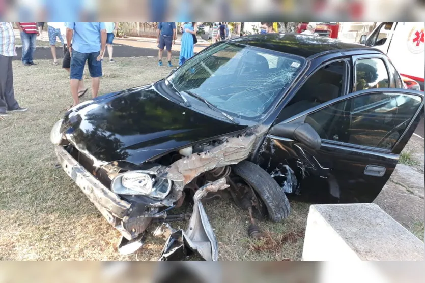 Carro bate em anteparo e dois ficam feridos no Pirapó