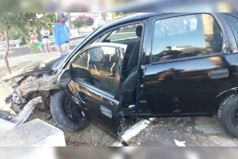 Carro bate em anteparo e dois ficam feridos no Pirapó