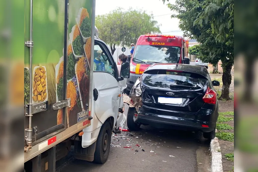 Carro de professora apucaranense é atingido por caminhão