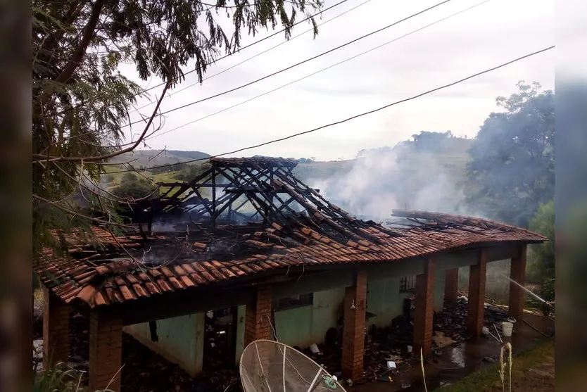 Casa fica destruída após incêndio em Novo Itacolomi