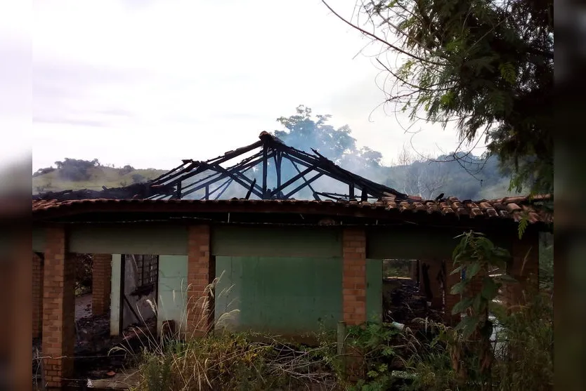 Casa fica destruída após incêndio em Novo Itacolomi