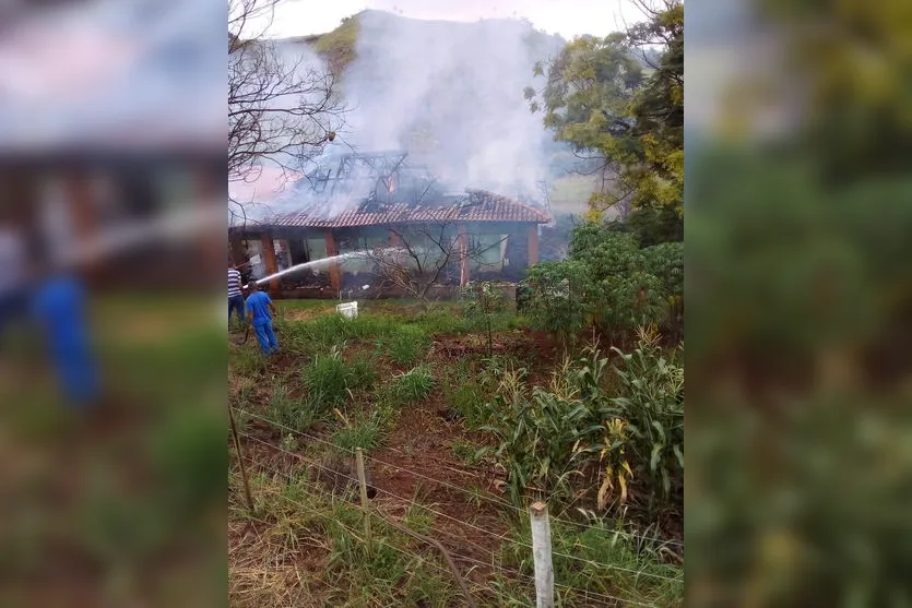 Casa fica destruída após incêndio em Novo Itacolomi