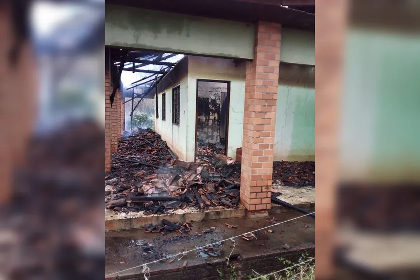 Casa fica destruída após incêndio em Novo Itacolomi