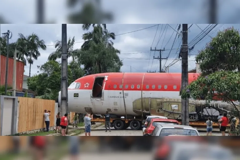 Casal compra Airbus e transporta avião pelas ruas do Paraná