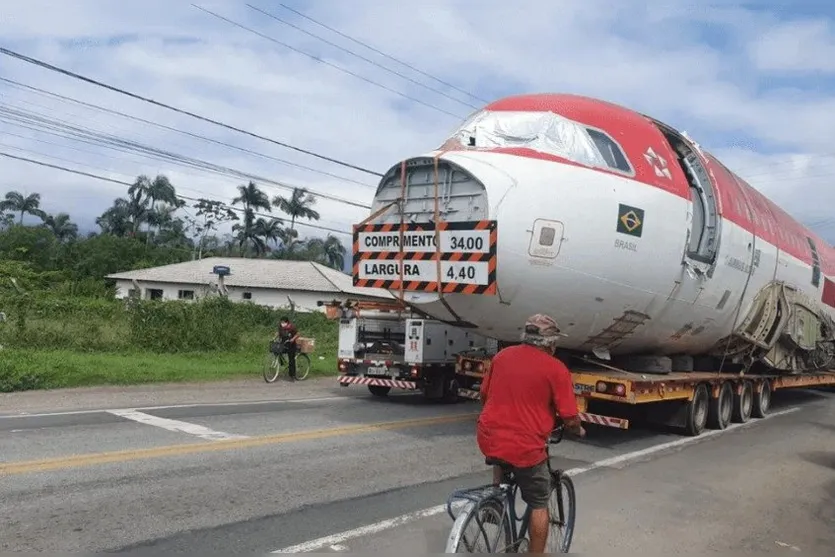 Casal compra Airbus e transporta avião pelas ruas do Paraná