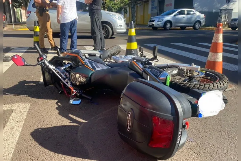 Casal se fere após colisão entre carro e moto em Apucarana