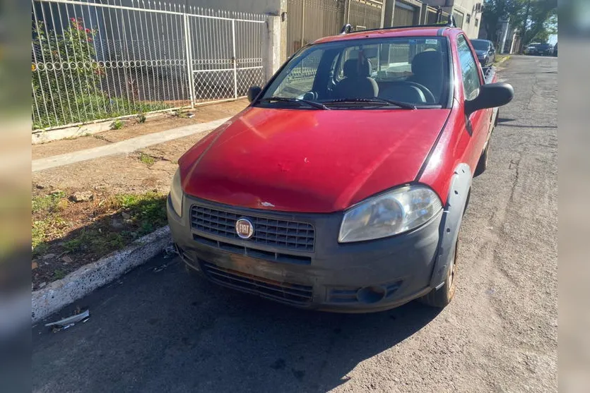 Casal se fere após colisão entre carro e moto em Apucarana