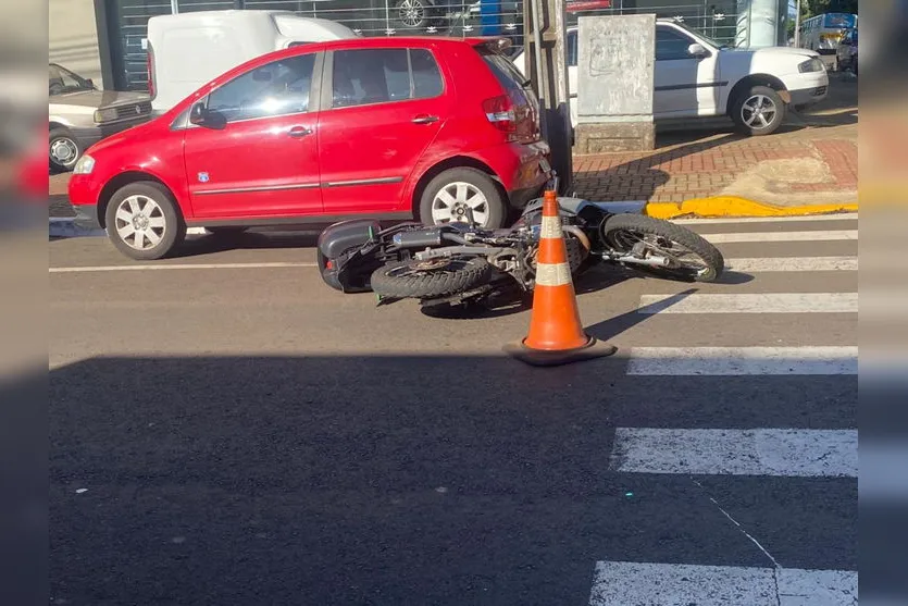 Casal se fere após colisão entre carro e moto em Apucarana