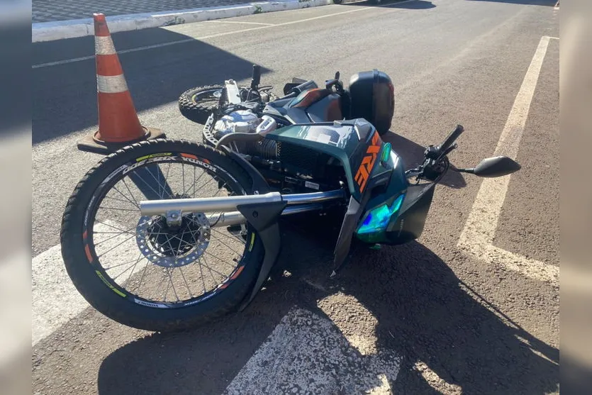 Casal se fere após colisão entre carro e moto em Apucarana