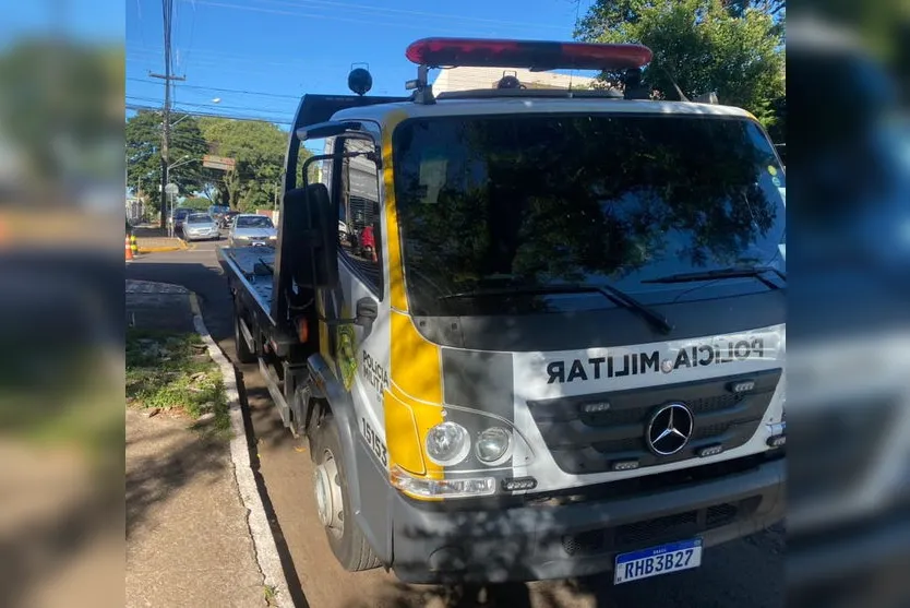 Casal se fere após colisão entre carro e moto em Apucarana